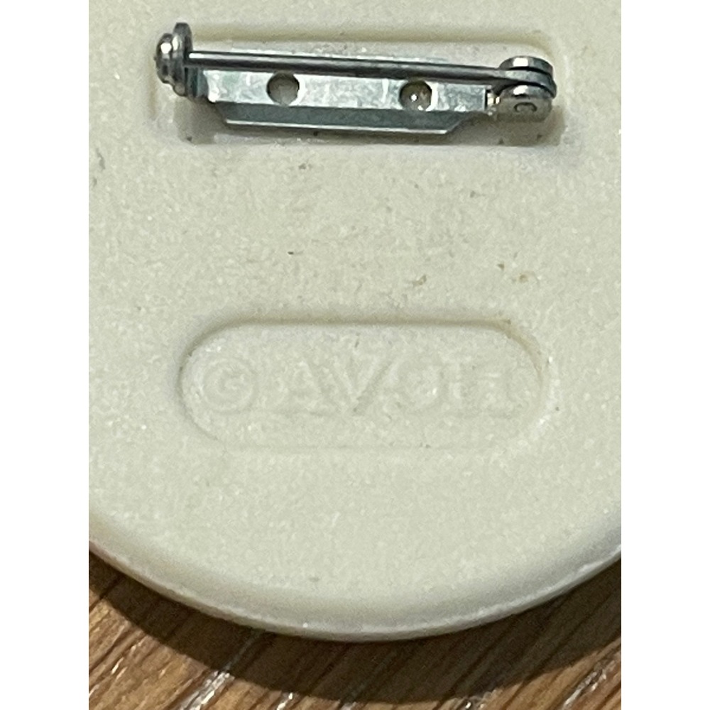 00103 - Avon‎ Floral Bouquet Porcelain Brooch Vintage Basket Weave Pin 1984 - Picture 2 of 5